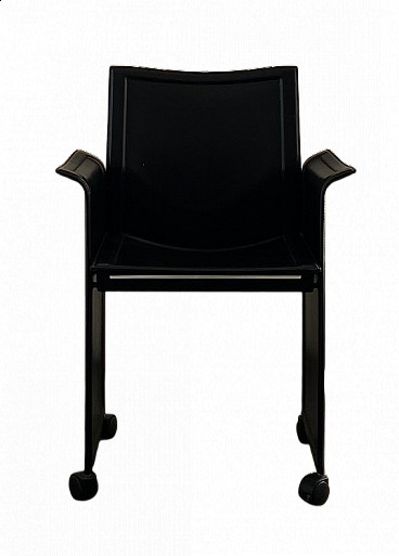 Sedia Korium in pelle nera di Tito Agnoli per Matteo Grassi, anni '80