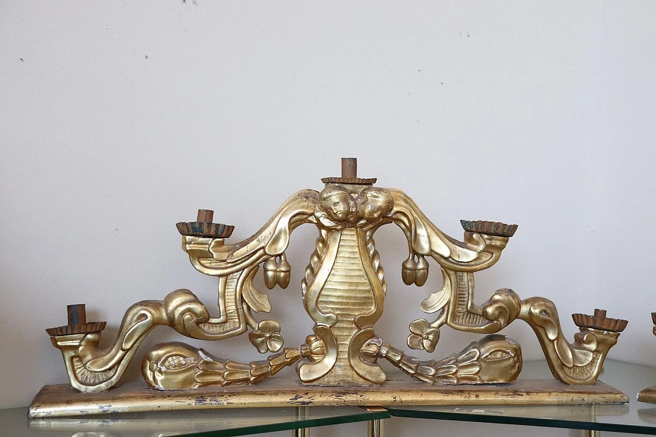 Coppia di candelabri in legno intagliato e dorato, '600 2