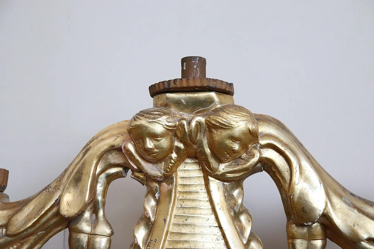 Coppia di candelabri in legno intagliato e dorato, '600 4