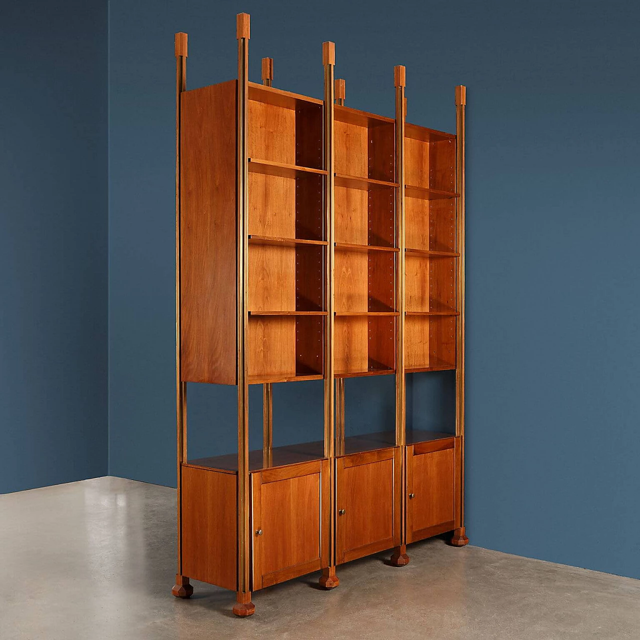 Libreria in legno e montanti in ottone, anni '60 1