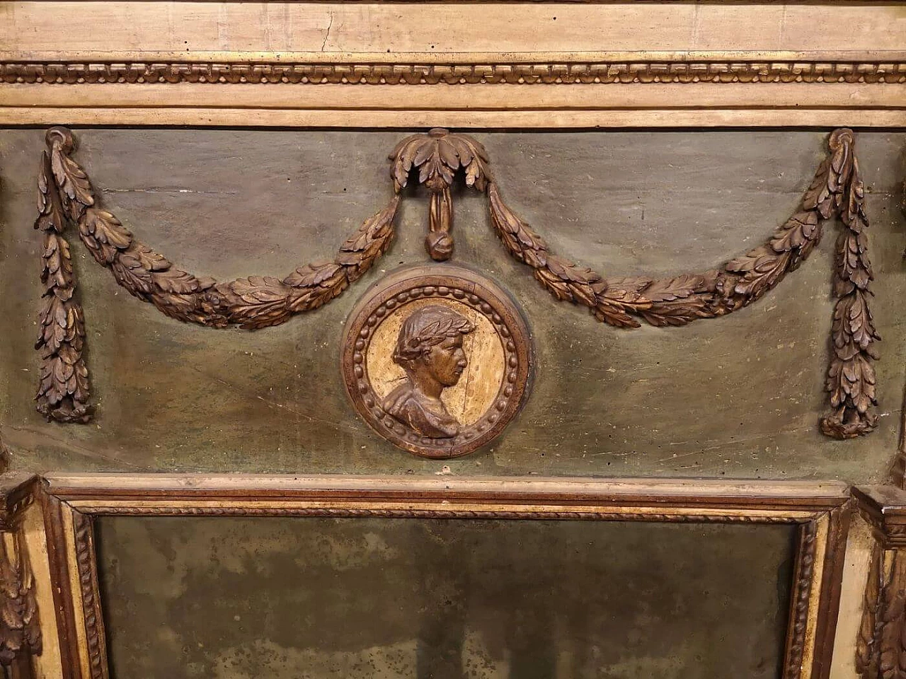 Lacquered wooden mirror with festoons, 18th century 2