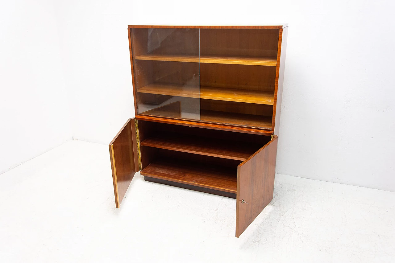 Libreria in noce di UP Zavody con ante in vetro, anni '50 7