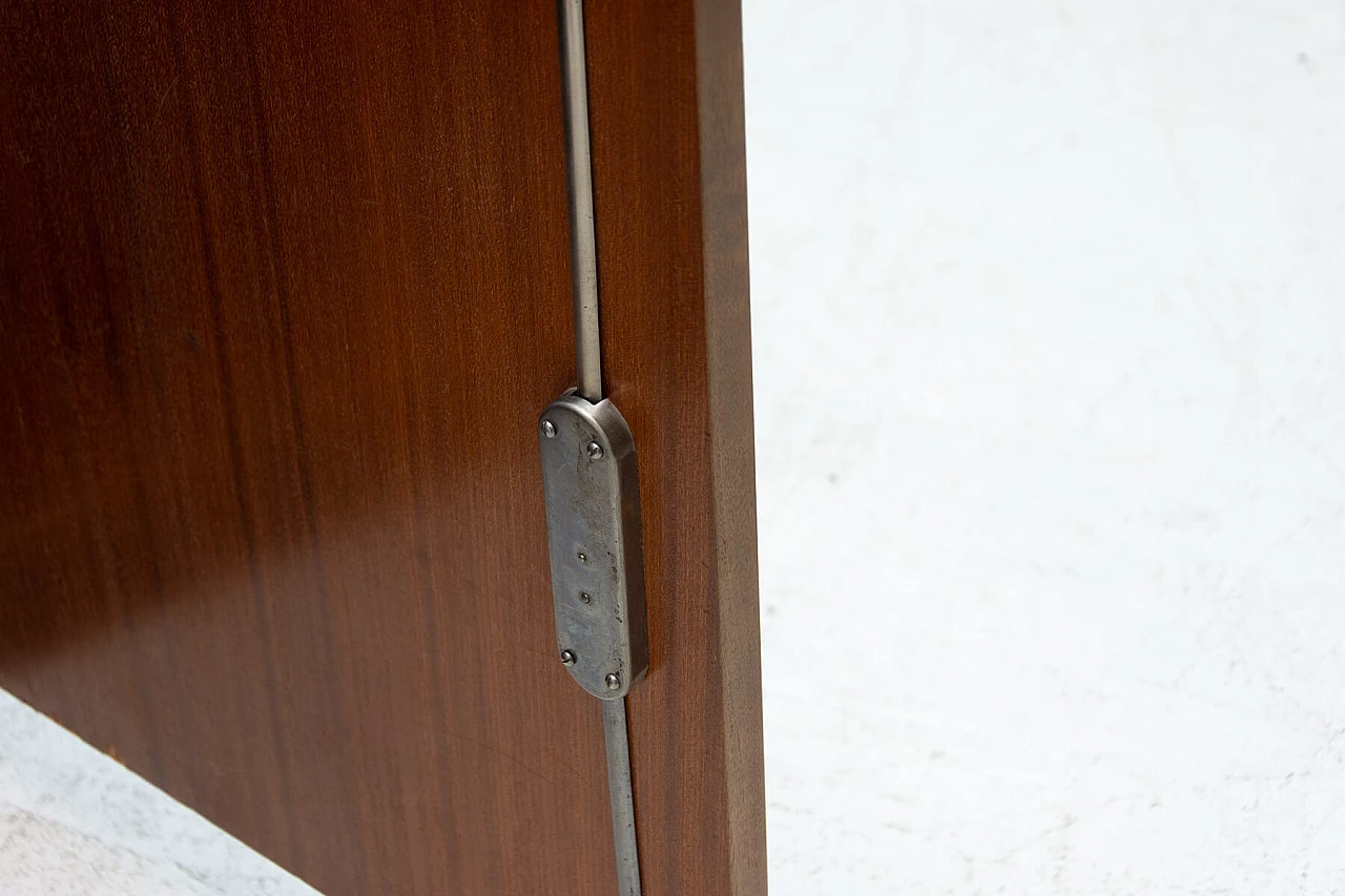 Libreria in noce di UP Zavody con ante in vetro, anni '50 8