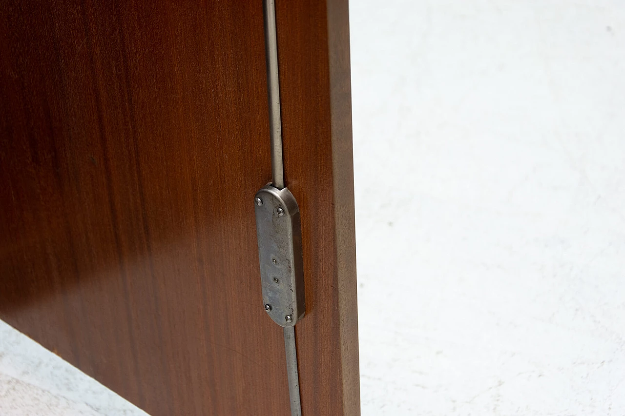 Libreria in noce di UP Zavody con ante in vetro, anni '50 9