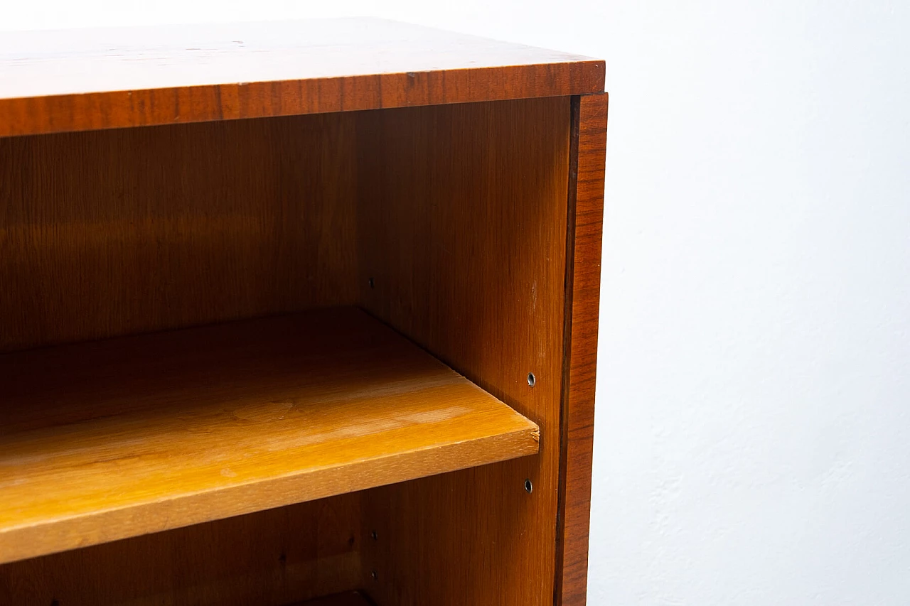 Libreria in noce di UP Zavody con ante in vetro, anni '50 11