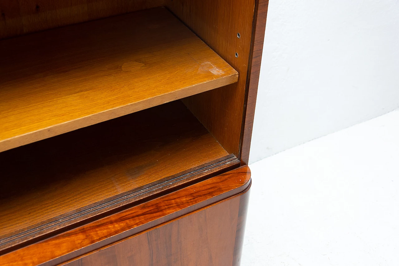 Libreria in noce di UP Zavody con ante in vetro, anni '50 12