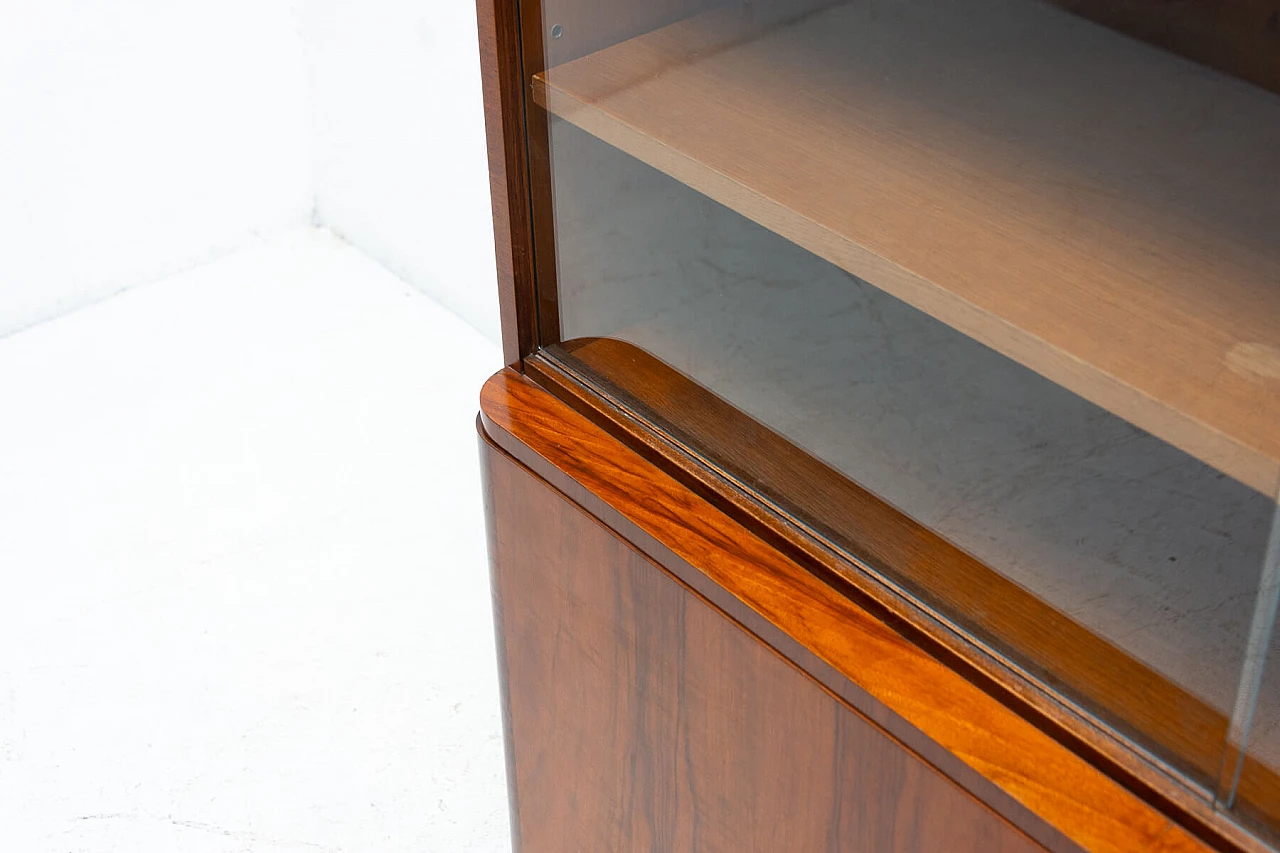 Libreria in noce di UP Zavody con ante in vetro, anni '50 16