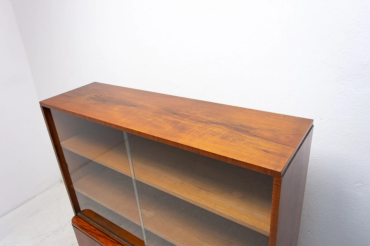 Libreria in noce di UP Zavody con ante in vetro, anni '50 17