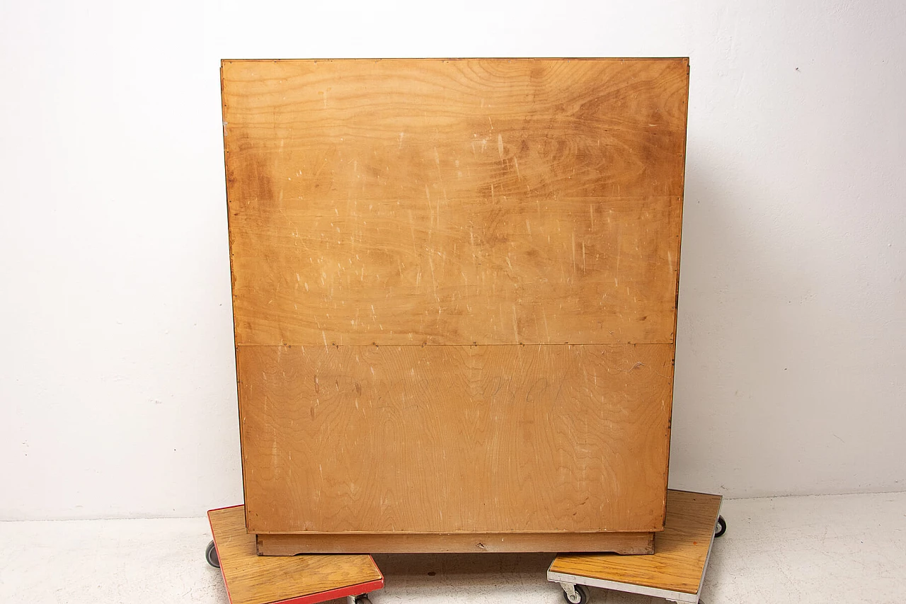 Libreria in noce di UP Zavody con ante in vetro, anni '50 18