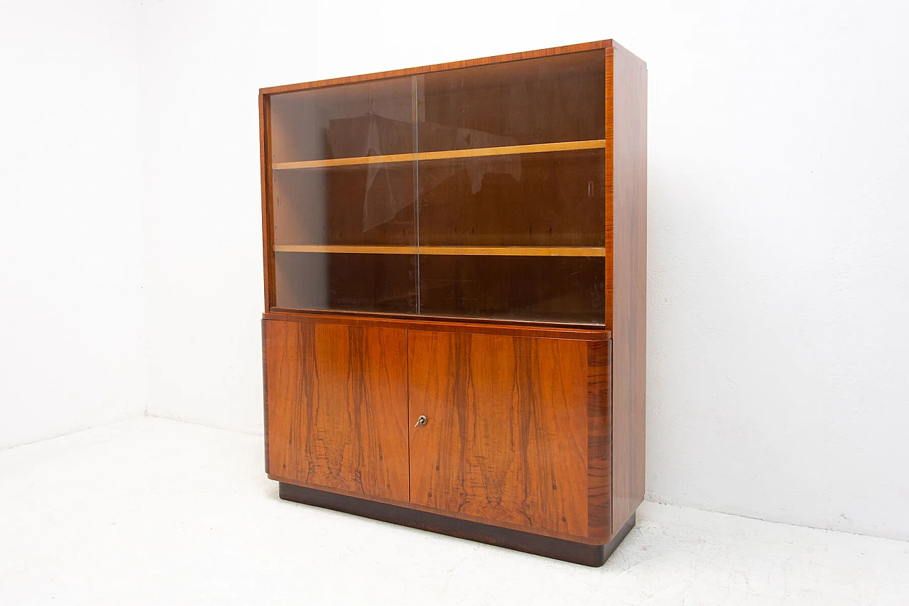 Libreria in noce di UP Zavody con ante in vetro, anni '50 22