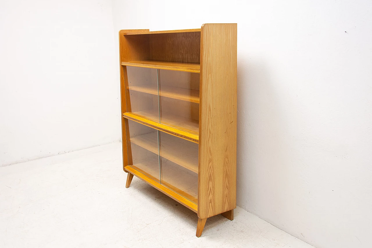 Libreria in noce di František Jirák per Jitona, anni '60 3