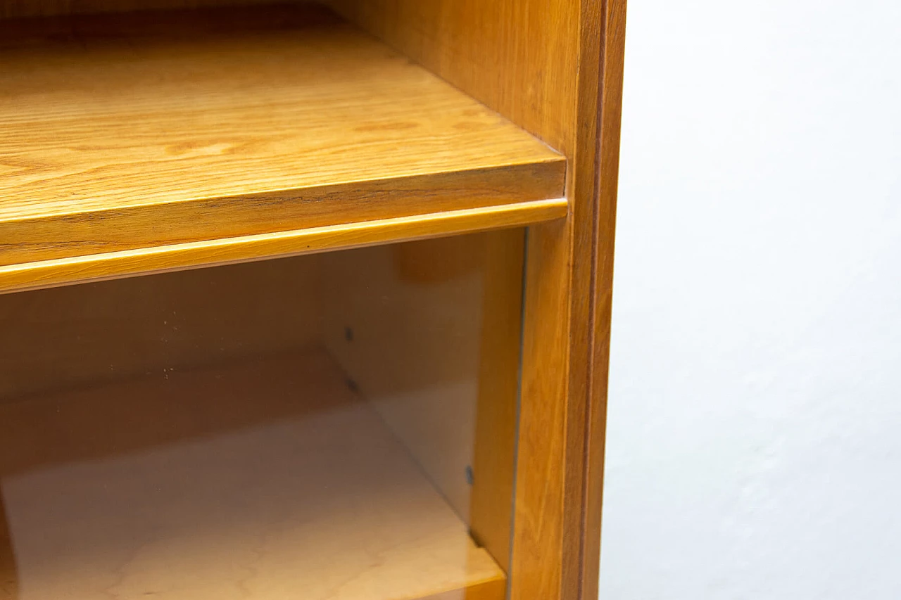 Libreria in noce di František Jirák per Jitona, anni '60 8