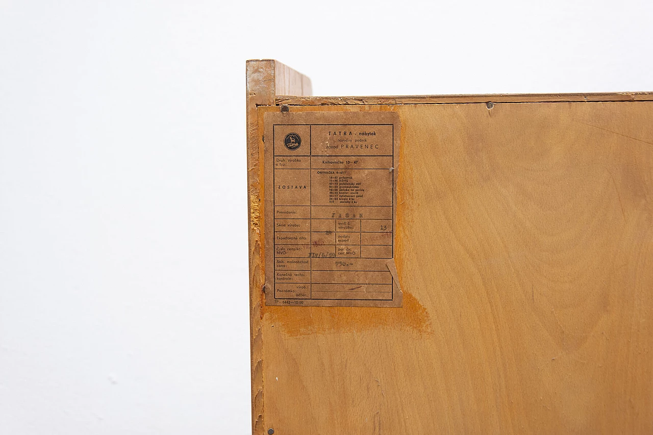 Libreria in noce di František Jirák per Jitona, anni '60 12