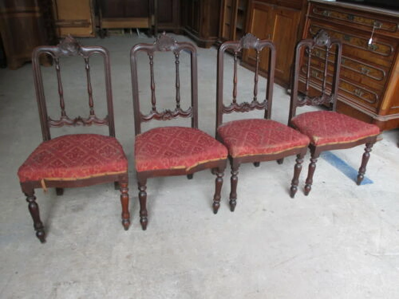4 Louis Philippe carved walnut chairs, mid 19th century 2