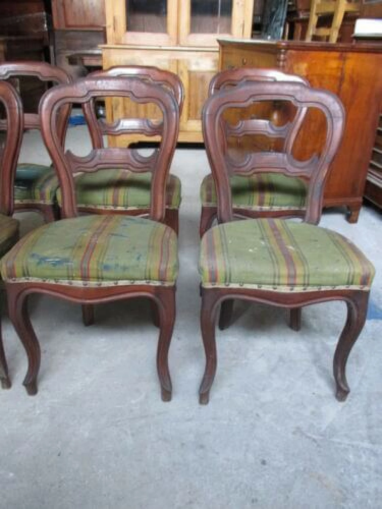 6 Walnut Luigi Filippo chairs, 19th century 4