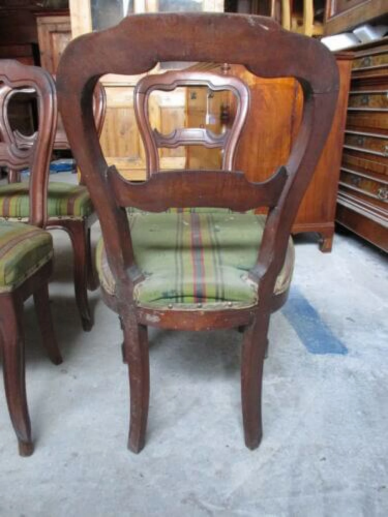 6 Walnut Luigi Filippo chairs, 19th century 5