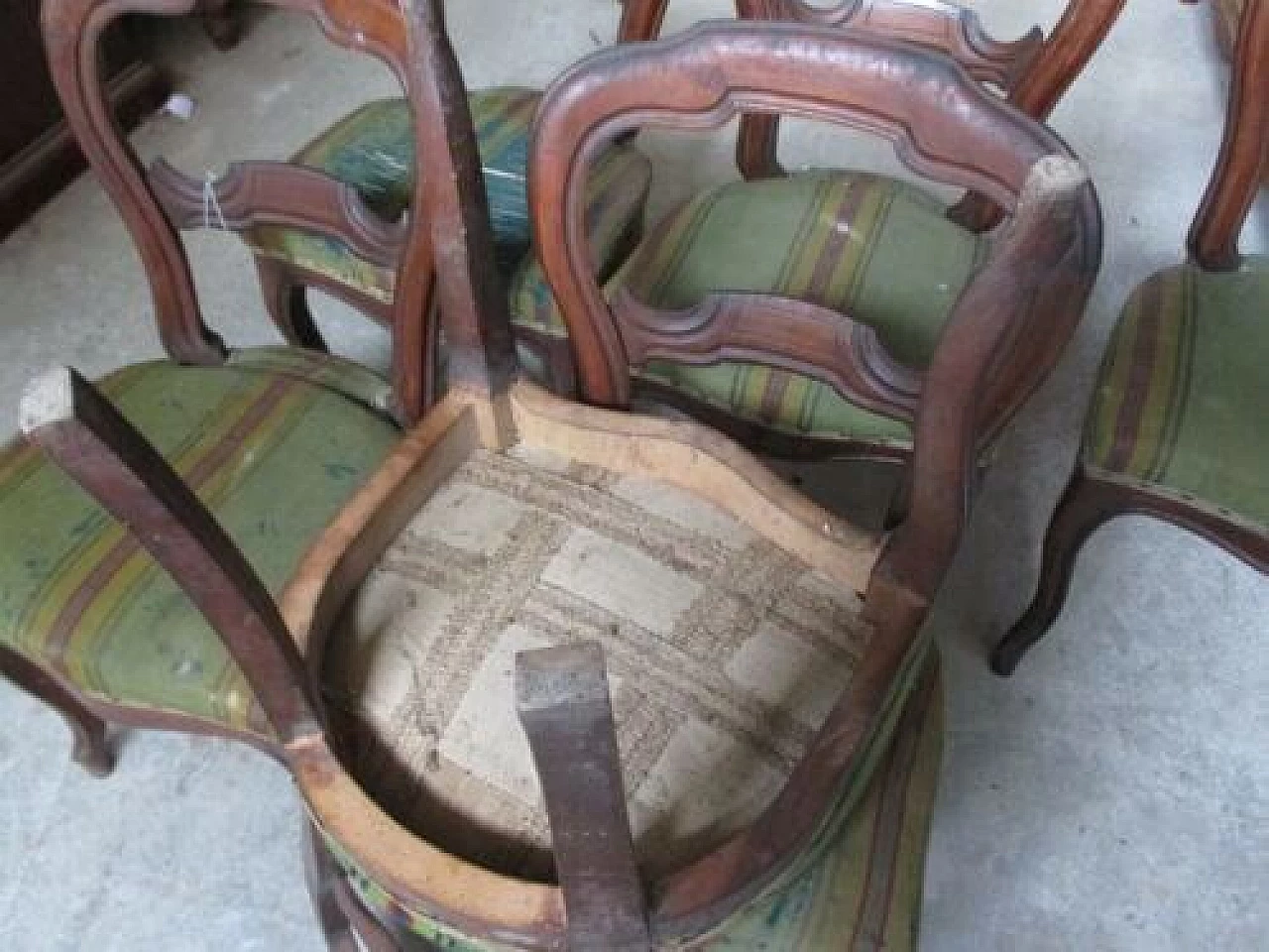 6 Walnut Luigi Filippo chairs, 19th century 7