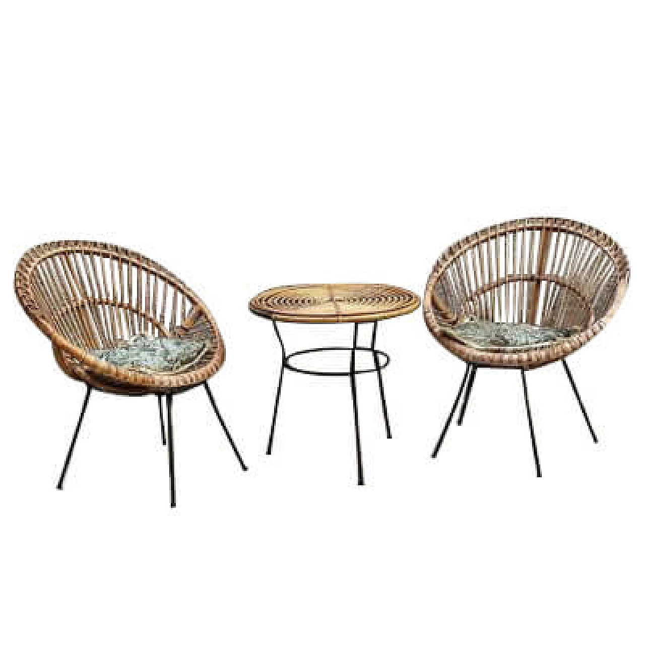 Coppia di poltrone a pozzetto e tavolino in bambù e vimini, anni