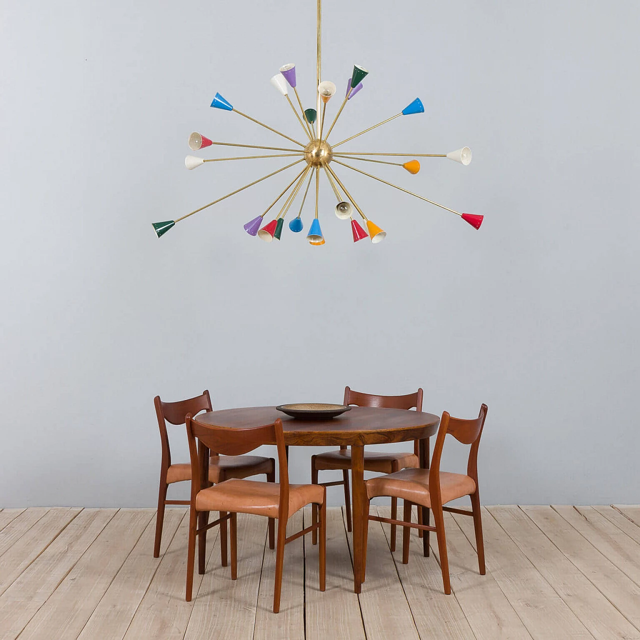 Sputnik chandelier in the style of Arteluce in polished brass and enameled aluminium, 90s 1