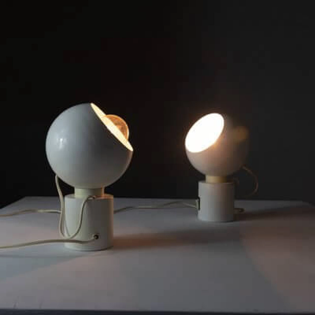 Coppia di lampade da tavolo in alluminio e plastica di Reggiani, anni '60 8
