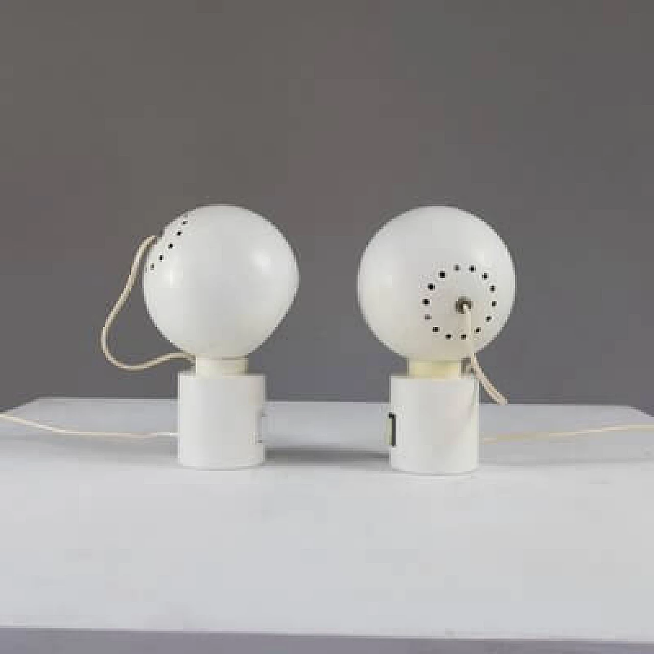 Coppia di lampade da tavolo in alluminio e plastica di Reggiani, anni '60 11