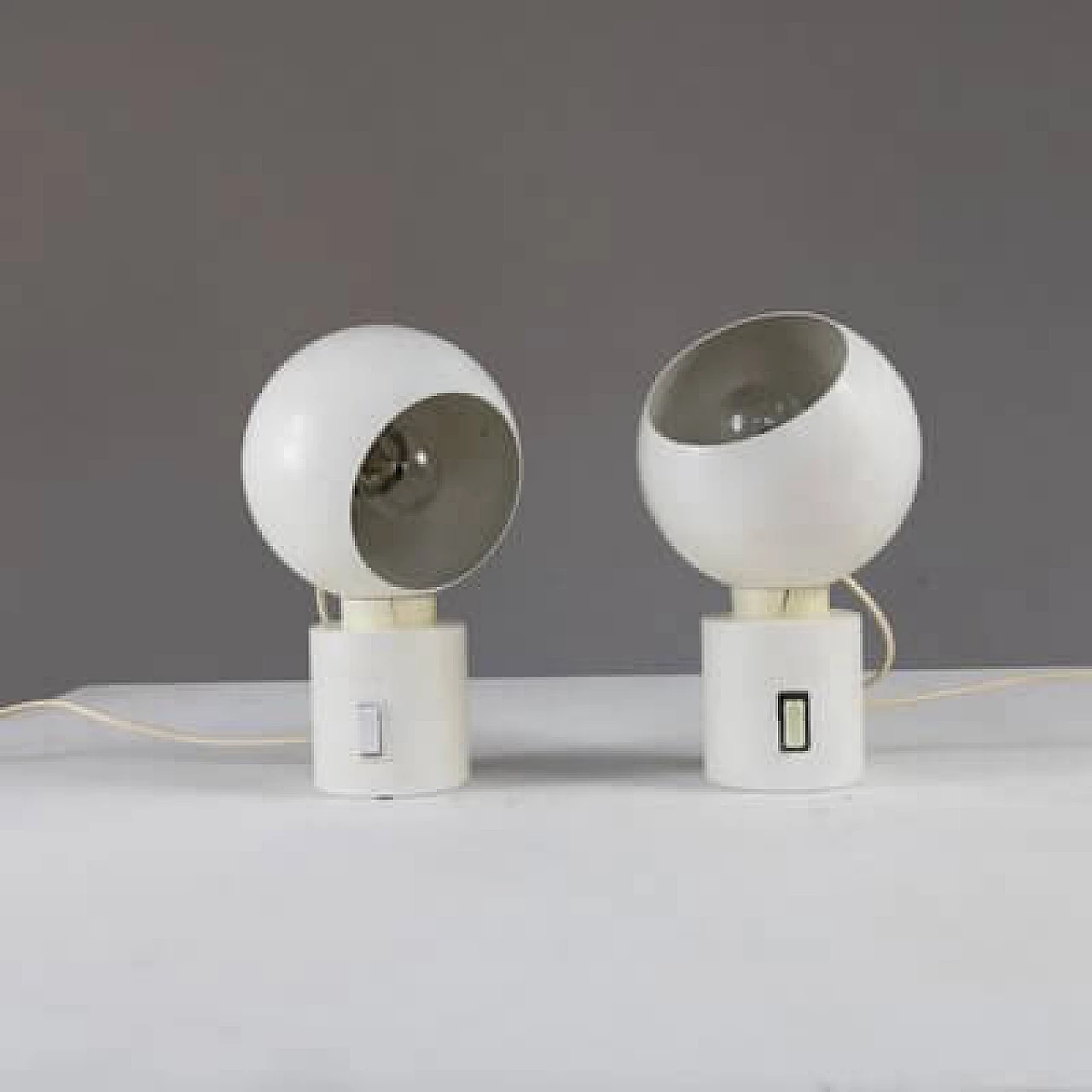 Coppia di lampade da tavolo in alluminio e plastica di Reggiani, anni '60 12