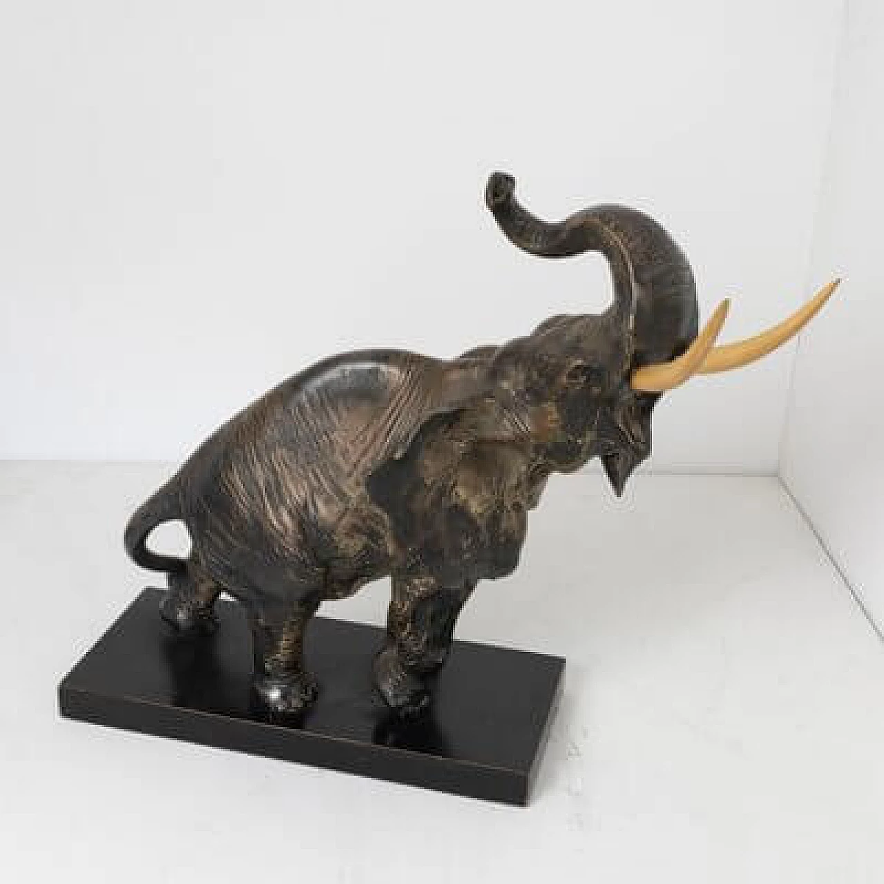 3 Statue di elefanti in terracotta e rame argentato, anni '50 2