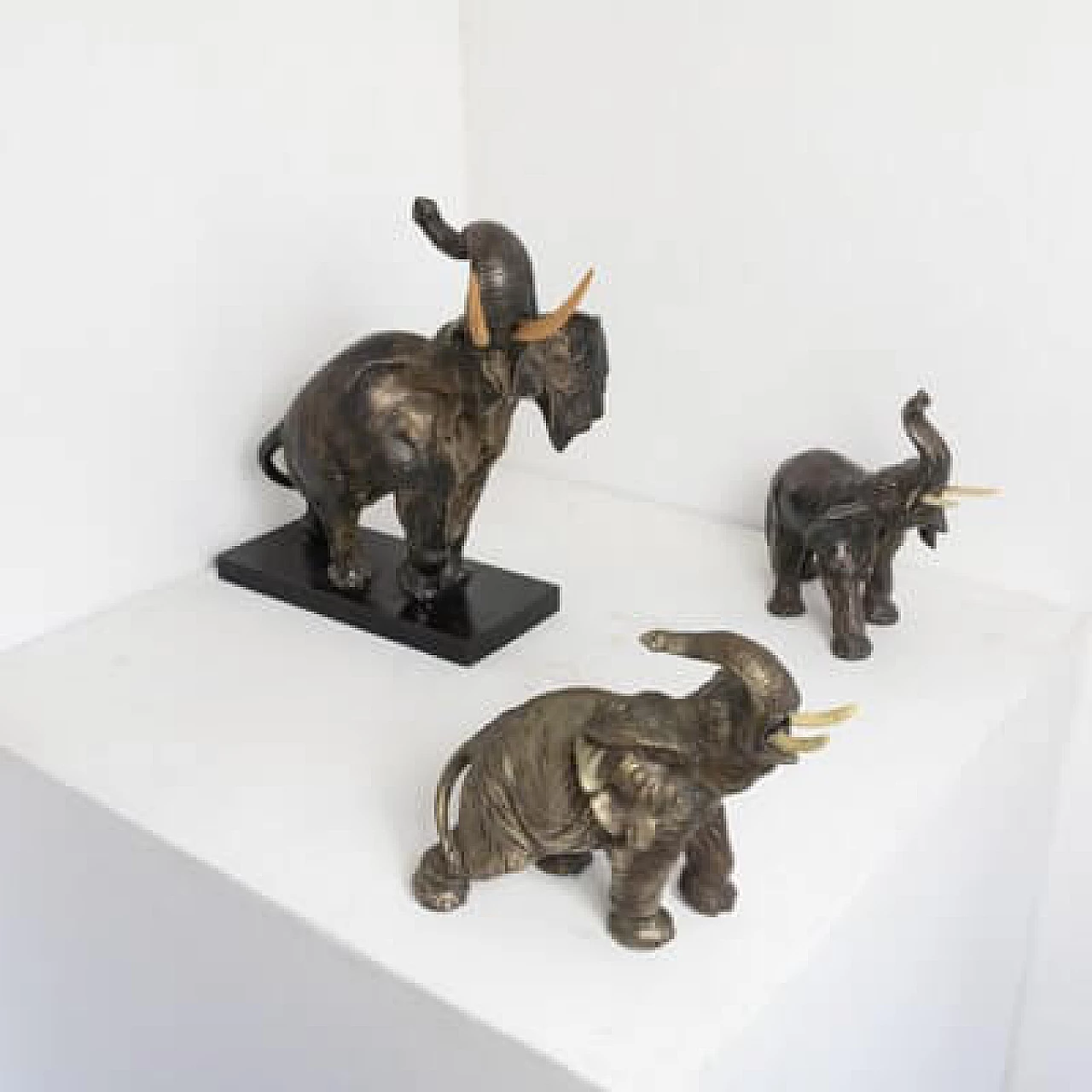 3 Statue di elefanti in terracotta e rame argentato, anni '50 5