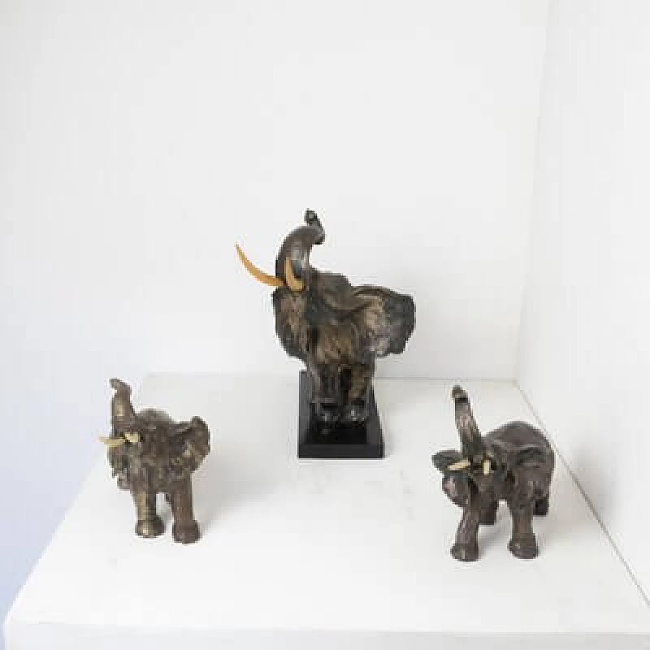 3 Statue di elefanti in terracotta e rame argentato, anni '50 7