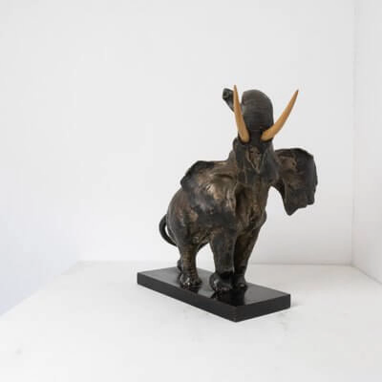 3 Statue di elefanti in terracotta e rame argentato, anni '50 12