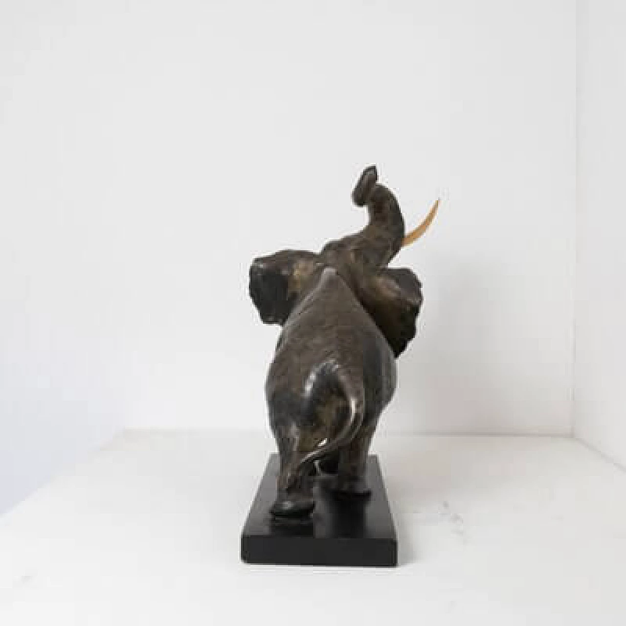 3 Statue di elefanti in terracotta e rame argentato, anni '50 14