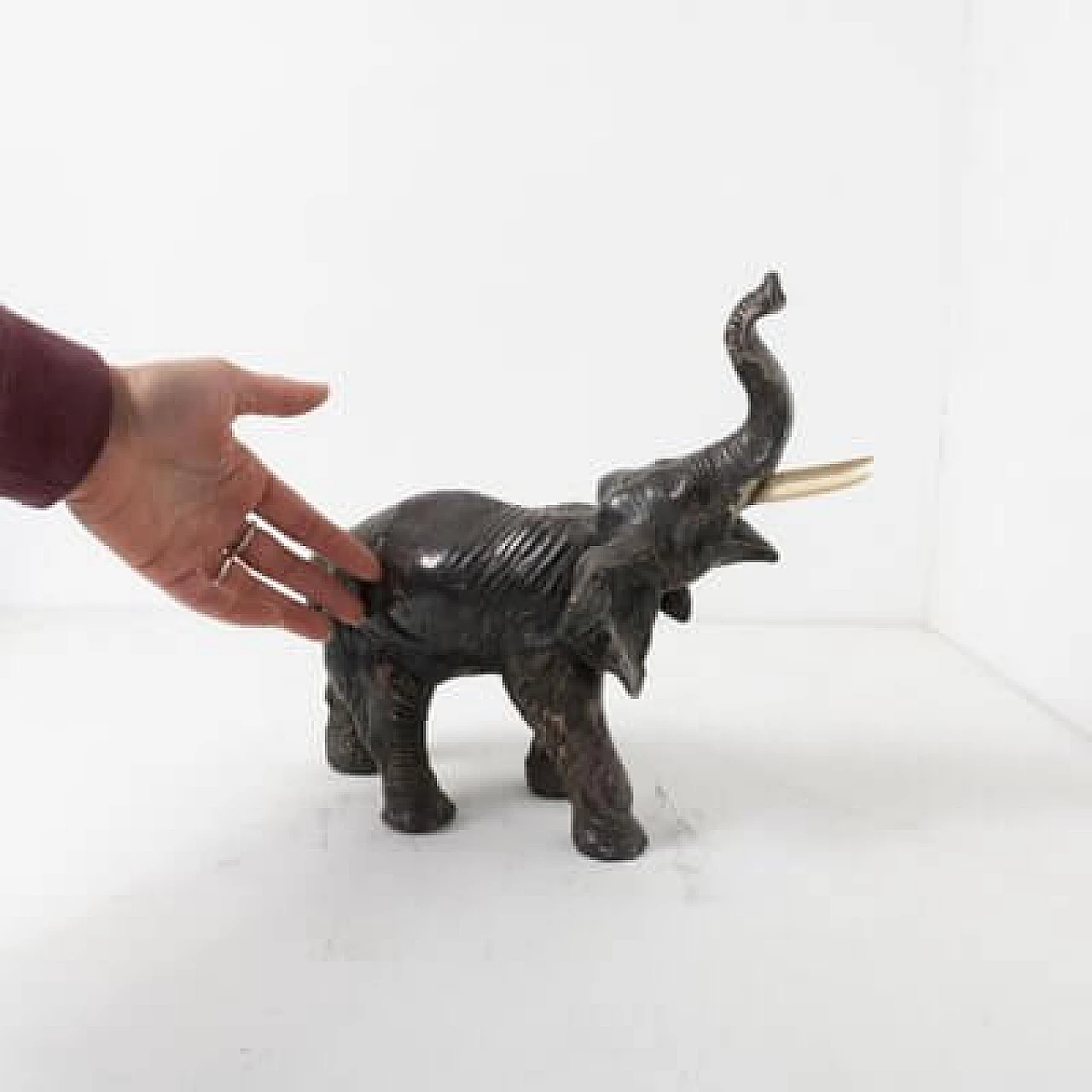 3 Statue di elefanti in terracotta e rame argentato, anni '50 18