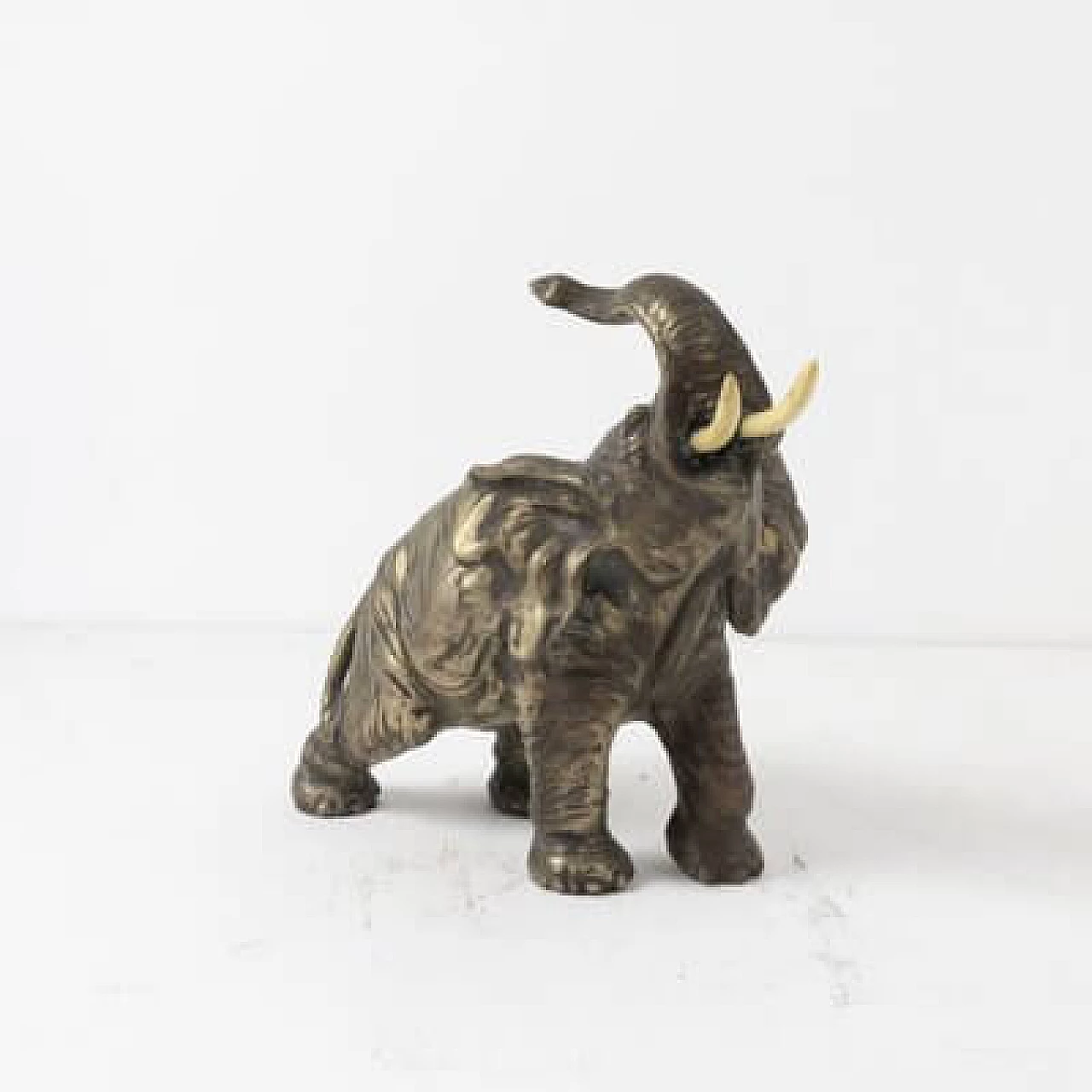 3 Statue di elefanti in terracotta e rame argentato, anni '50 32