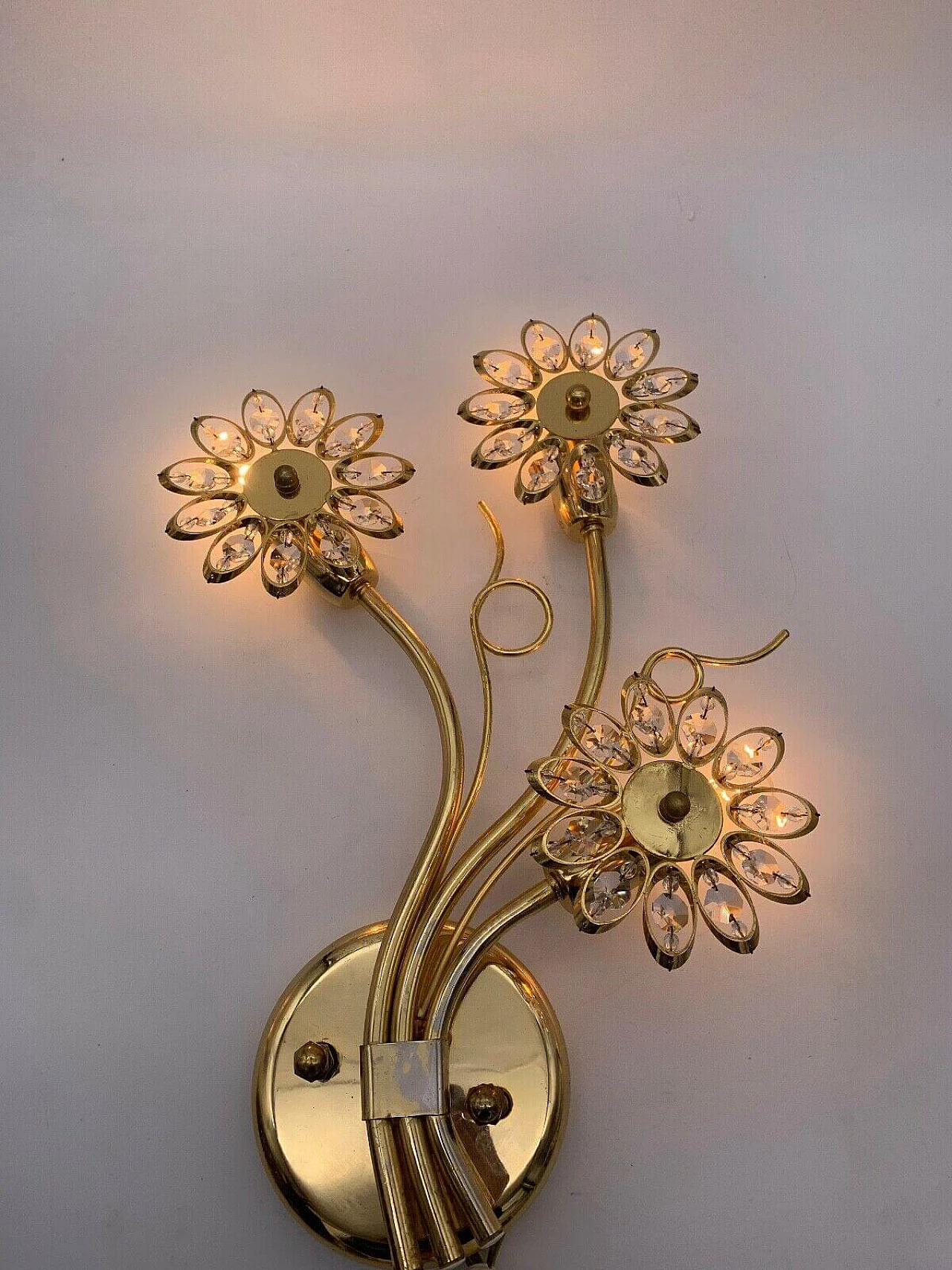 Coppia di applique in ferro dorato e cristallo di Swarovski, anni '80 3