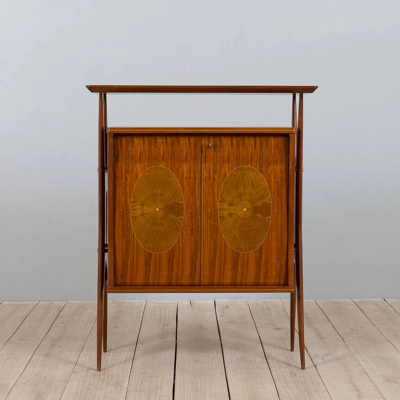 Credenza in noce intarsiato e ottone con piano in vetro di Vittorio Dassi, anni '50 2