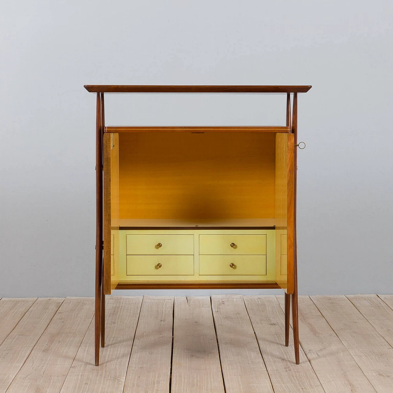 Credenza in noce intarsiato e ottone con piano in vetro di Vittorio Dassi, anni '50 3