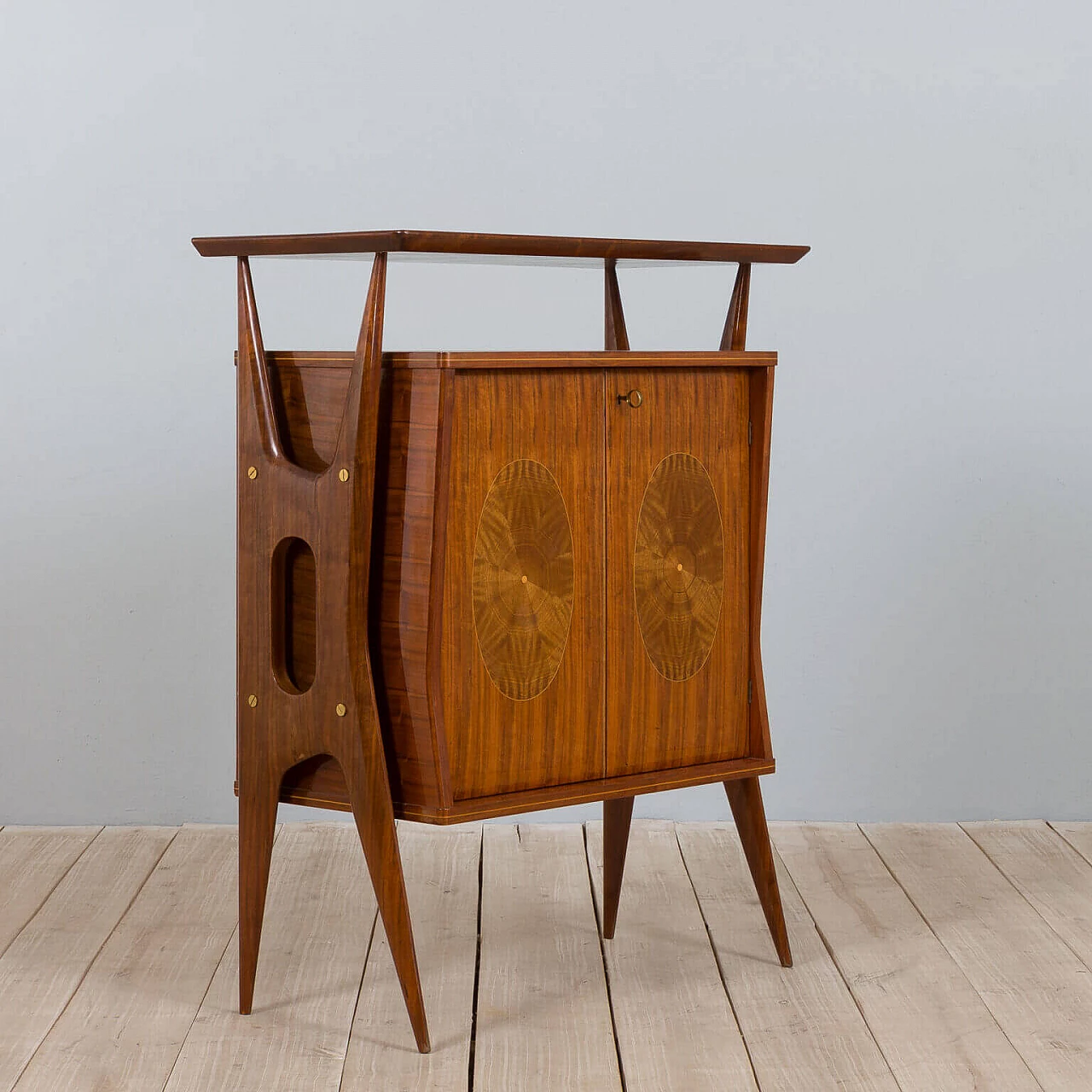 Credenza in noce intarsiato e ottone con piano in vetro di Vittorio Dassi, anni '50 4