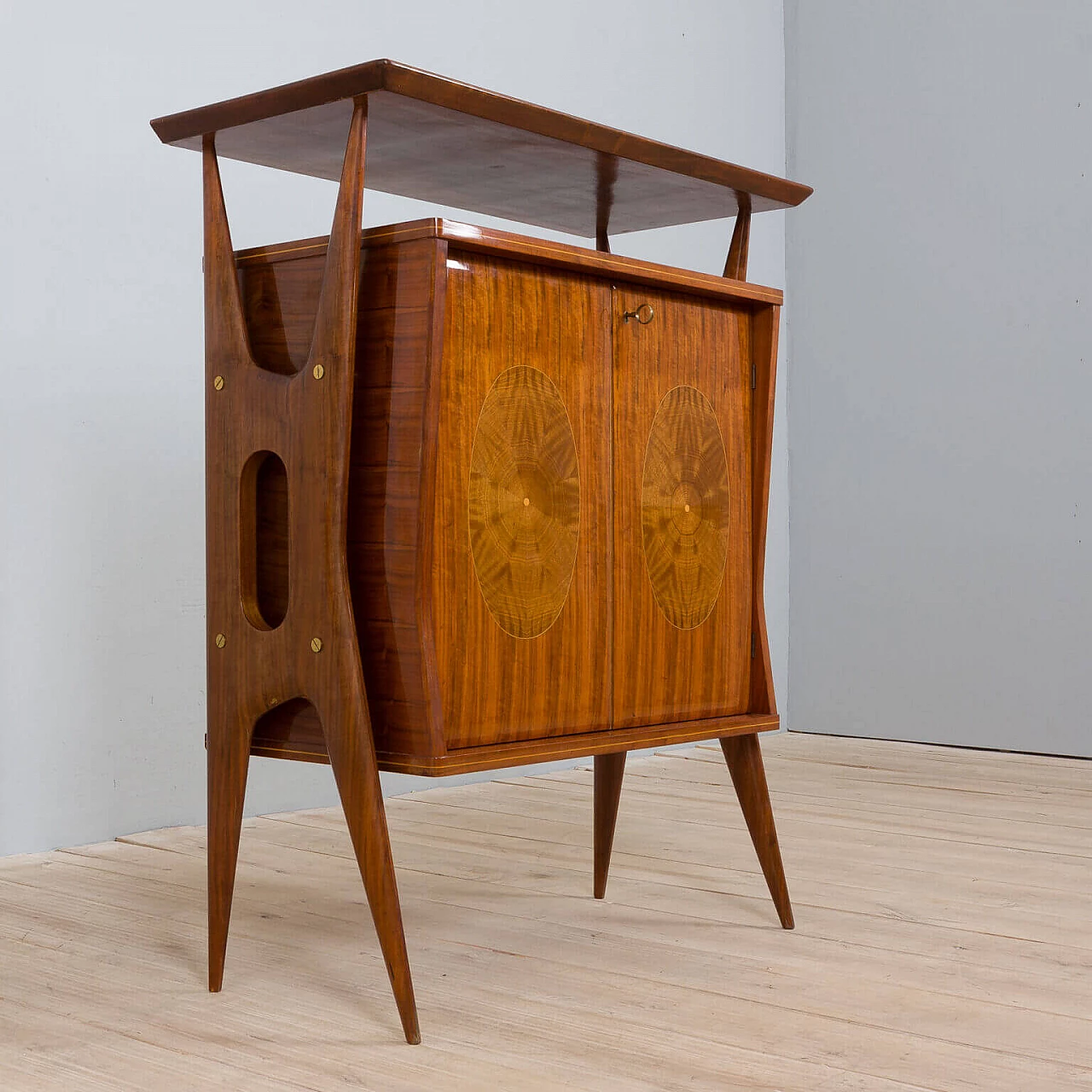 Credenza in noce intarsiato e ottone con piano in vetro di Vittorio Dassi, anni '50 8