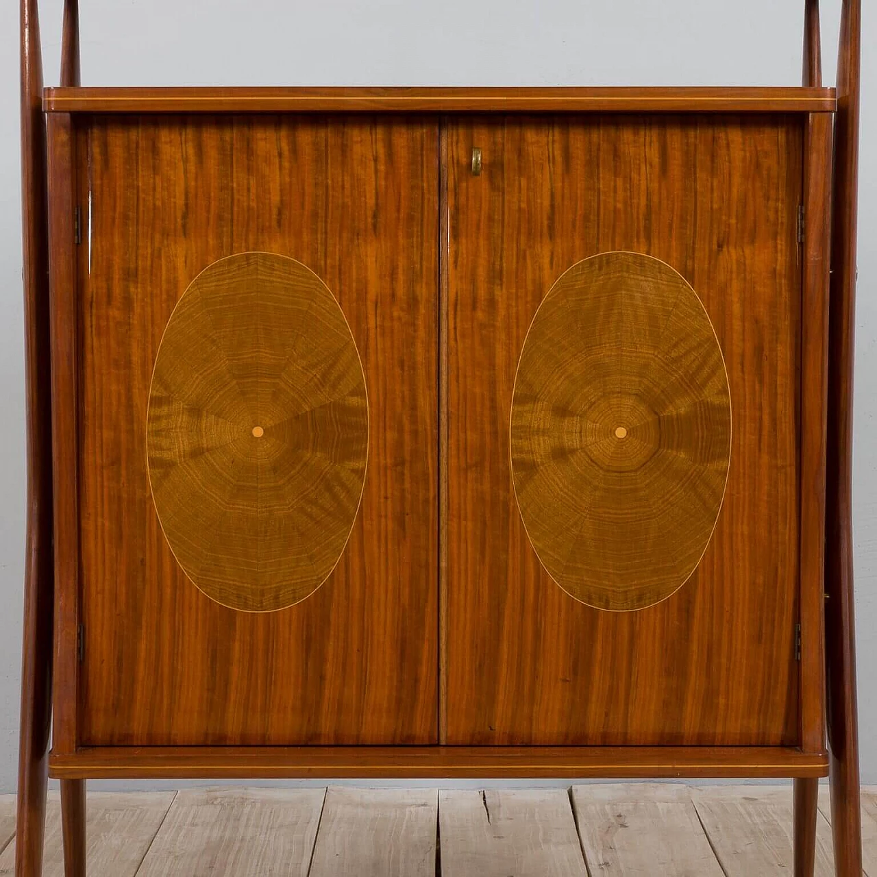 Credenza in noce intarsiato e ottone con piano in vetro di Vittorio Dassi, anni '50 9