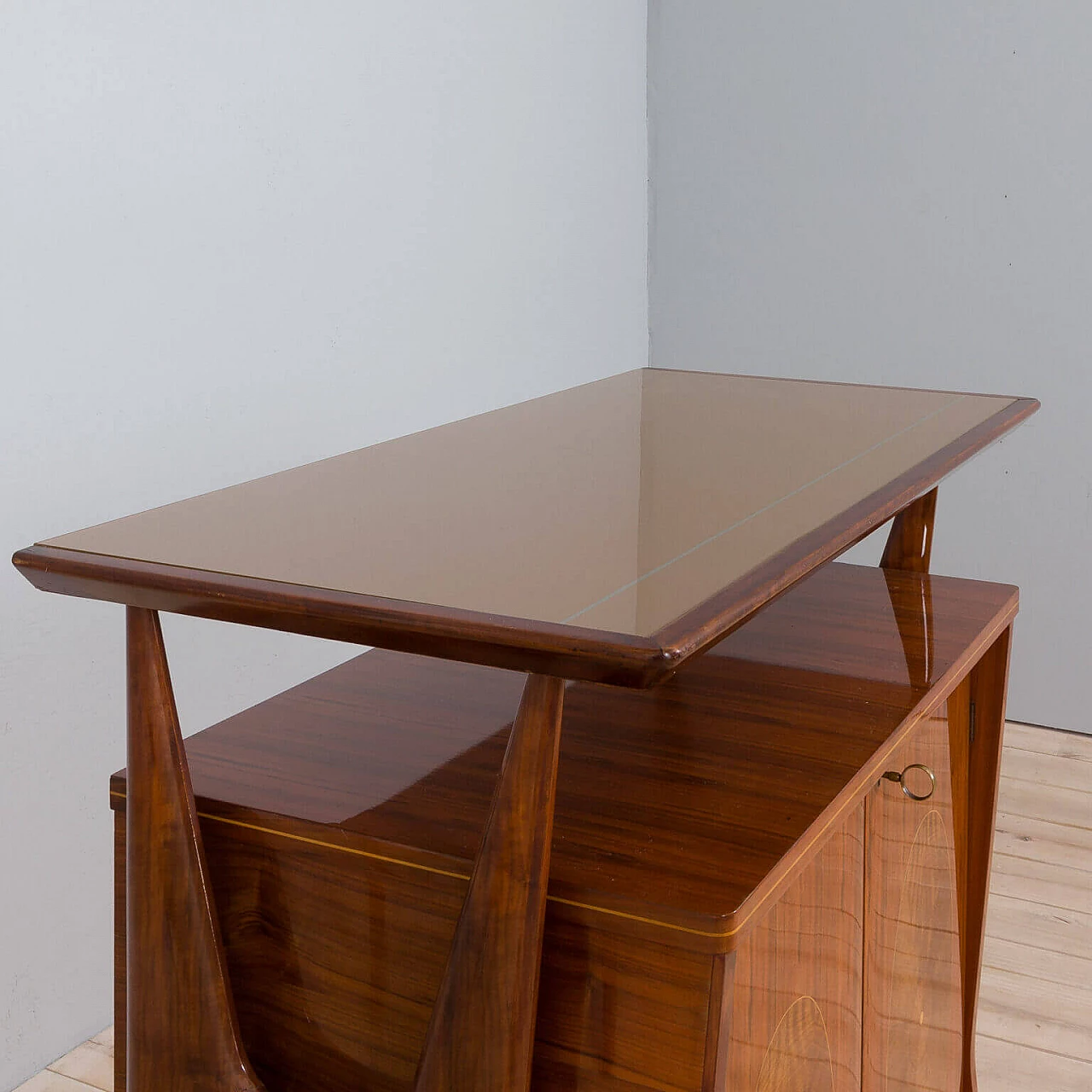 Credenza in noce intarsiato e ottone con piano in vetro di Vittorio Dassi, anni '50 11