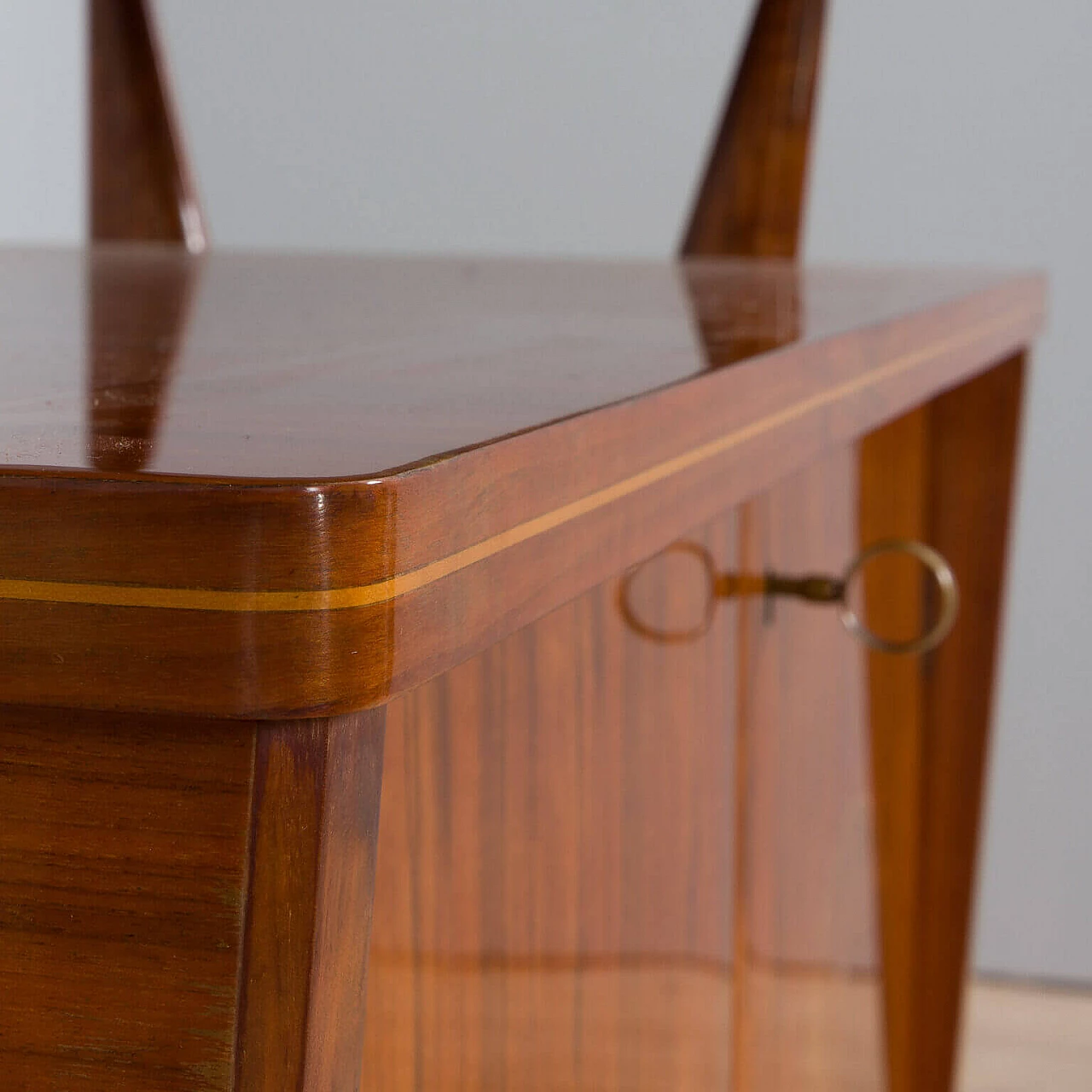 Credenza in noce intarsiato e ottone con piano in vetro di Vittorio Dassi, anni '50 12