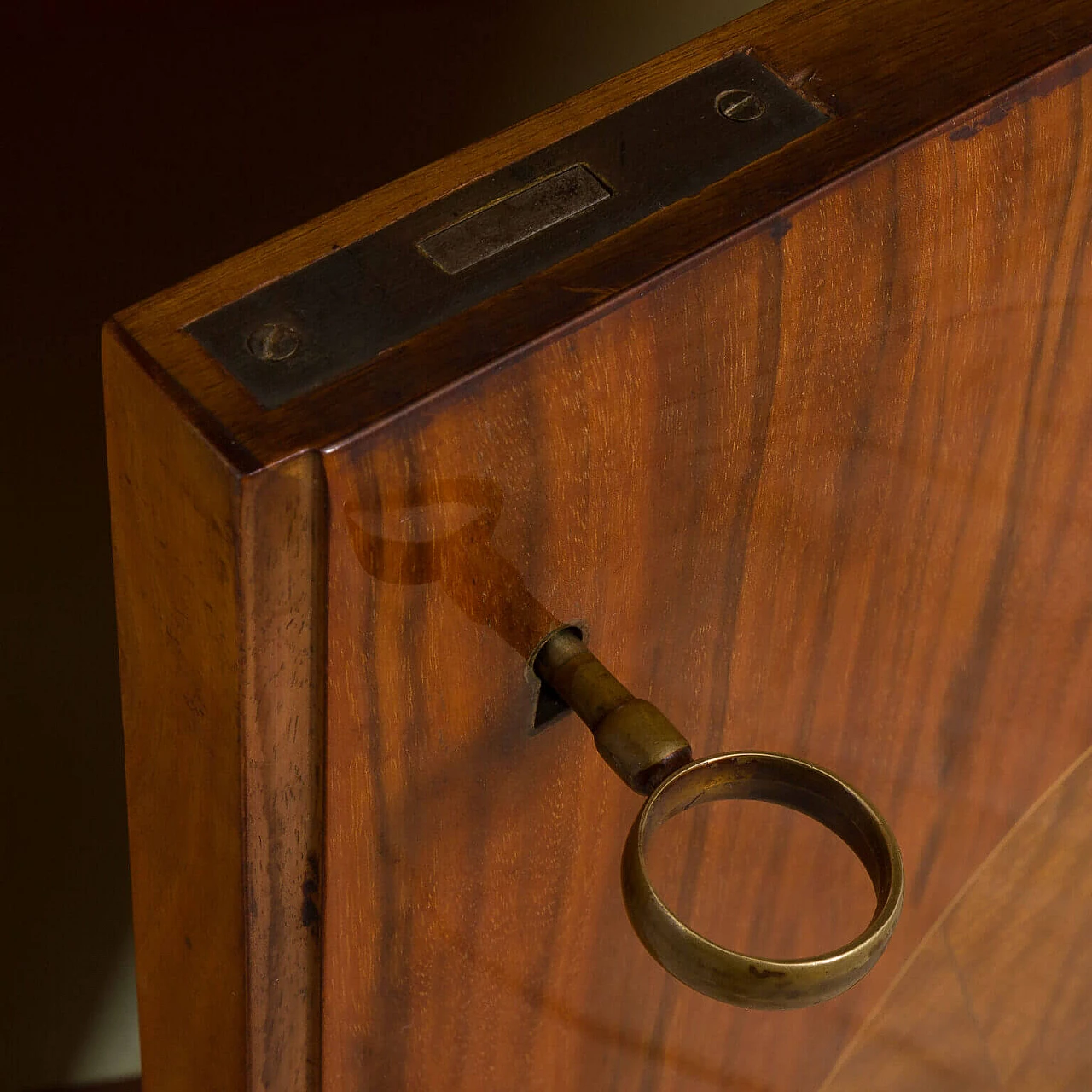 Credenza in noce intarsiato e ottone con piano in vetro di Vittorio Dassi, anni '50 14