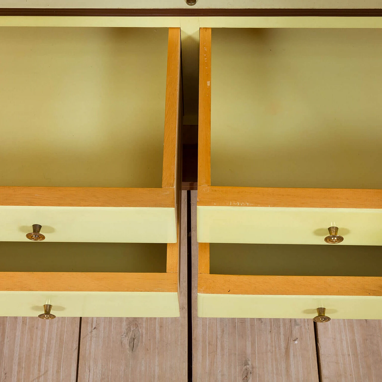 Sideboard in inlaid walnut and brass with glass top by Vittorio Dassi, 50s 15