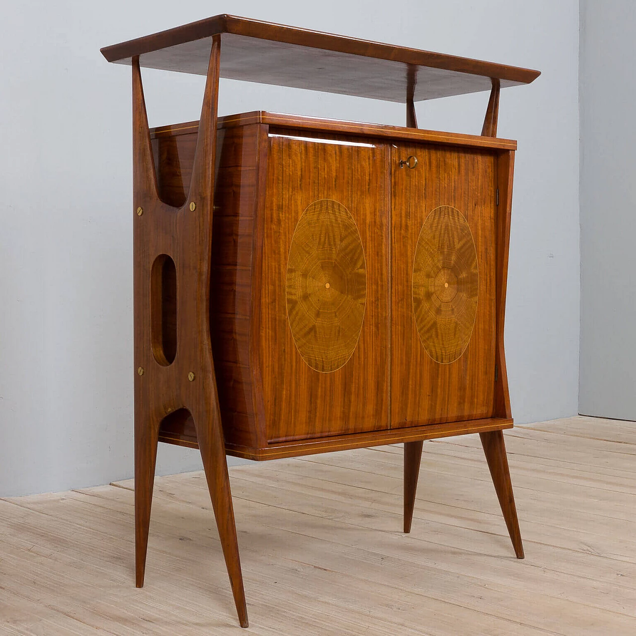 Credenza in noce intarsiato e ottone con piano in vetro di Vittorio Dassi, anni '50 21