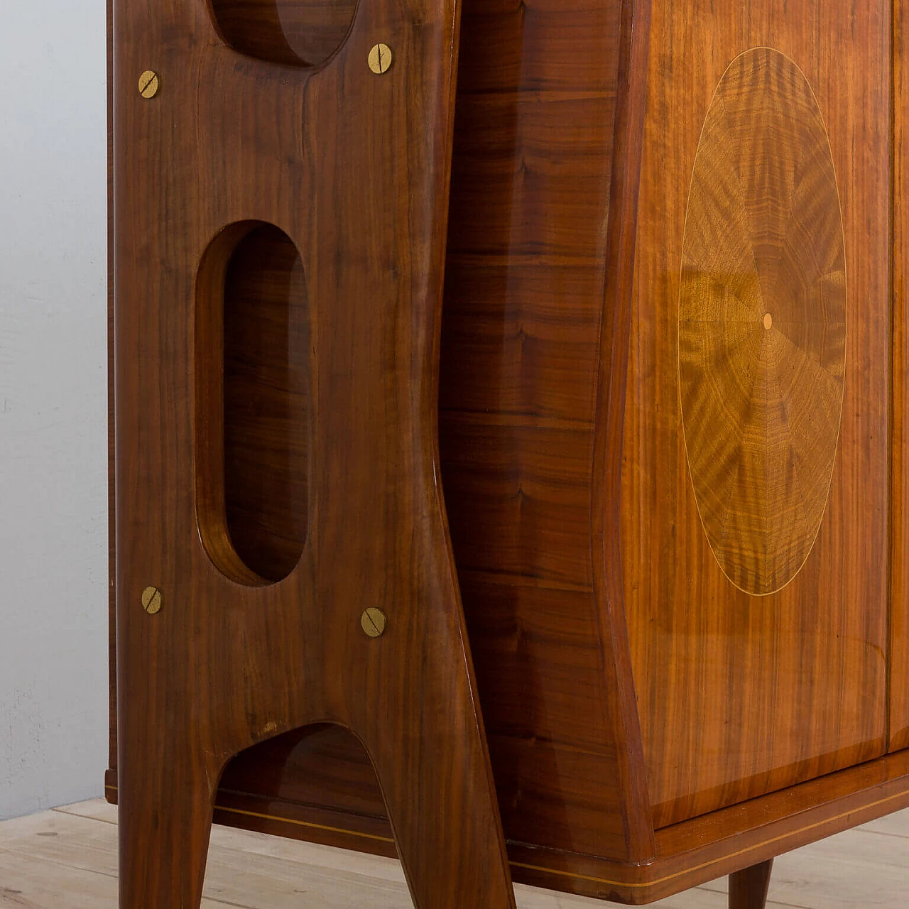 Credenza in noce intarsiato e ottone con piano in vetro di Vittorio Dassi, anni '50 22