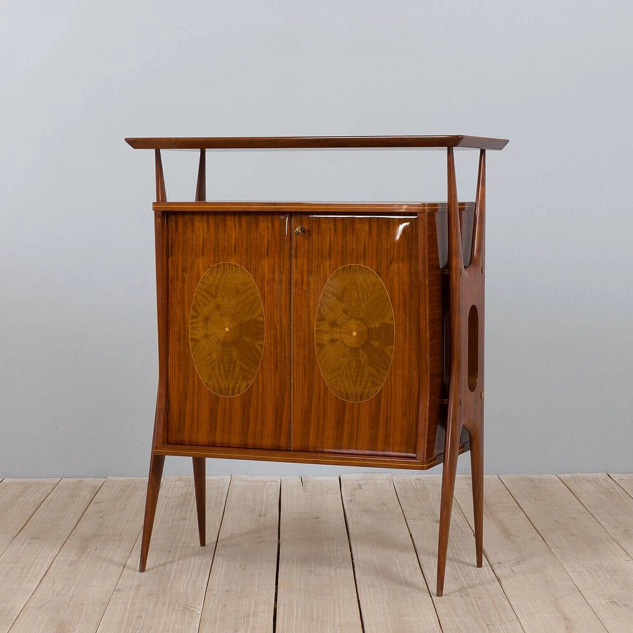 Credenza in noce intarsiato e ottone con piano in vetro di Vittorio Dassi, anni '50 25