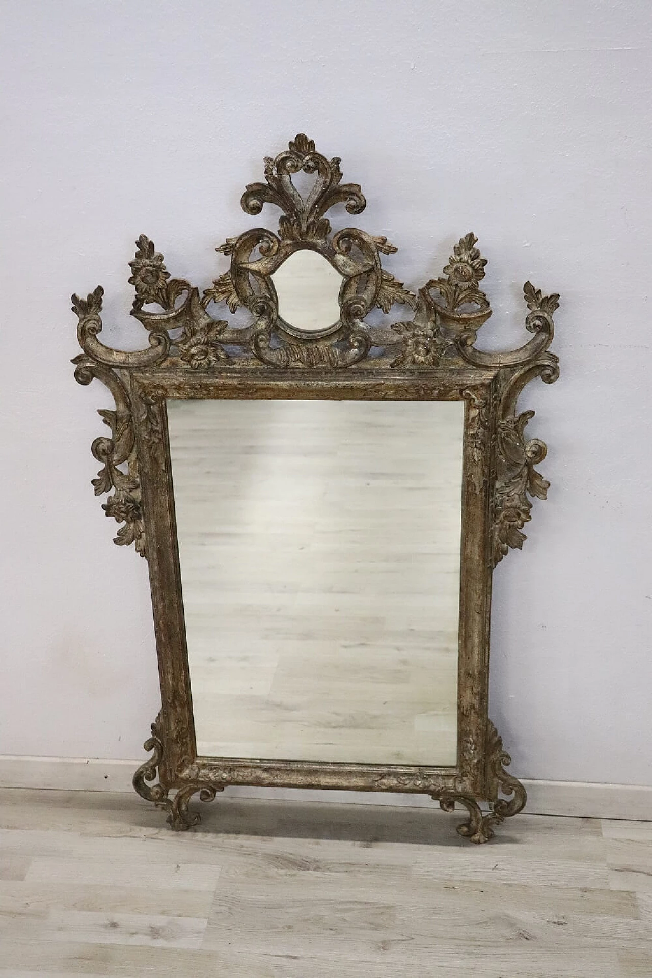 Specchiera in stile Luigi XV legno decorato in foglia argento, '900 2