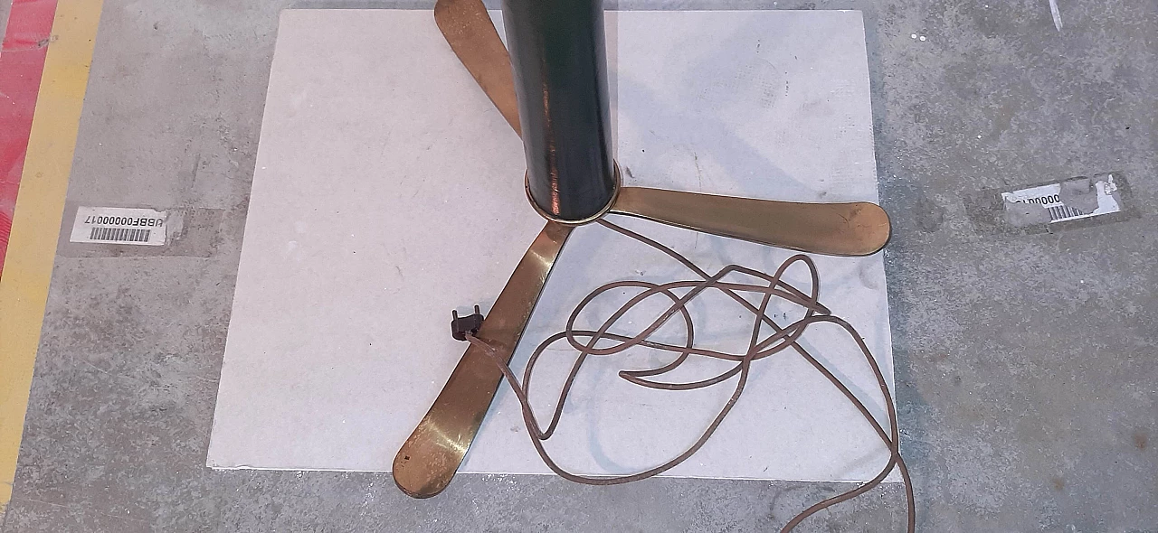 Lampada da terra in pelle e ottone, anni '50 6