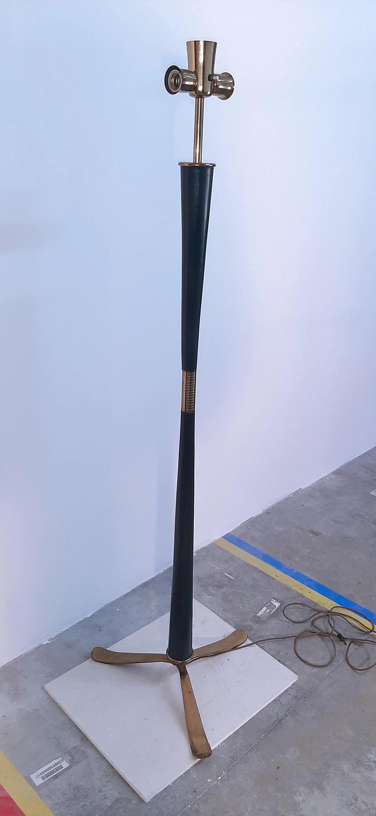 Lampada da terra in pelle e ottone, anni '50 9