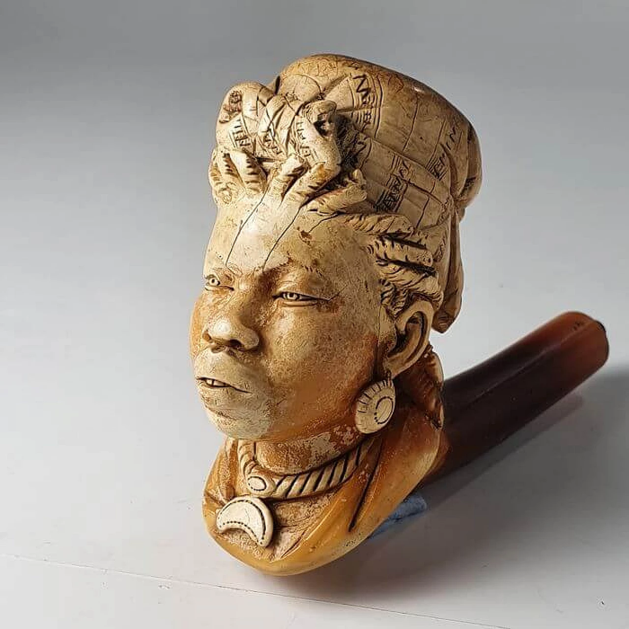 Carved sea foam pipe, 19th century 8